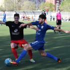 Un jugador de l’Alpicat pugna amb un contrari per la pilota, ahir durant el partit.