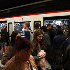 El metro de Barcelona, a rebosar en la primera jornada de huelga