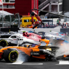 Este accidente en el inicio de la carrera provocó la retirada de Fernando Alonso, que fue embestido por Nico Hülkenberg.