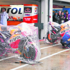 Las motos de Marc Màrquez y Dani Pedrosa, resguardadas de la lluvia que cayó sobre Silverstone.