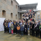 Foto de família dels prop de setanta ambaixadors de Lleida que ahir es van citar al Centre d’Art la Panera.