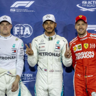 Hamilton, flanqueado por su compañero Bottas y Sebastian Vettel