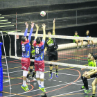 Los jugadores del Balàfia y del Encamp, ayer en una acción del partido.