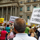 Concentración de pensionistas ante el Congreso de los Diputados, ayer.