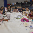 Desenes de nens participaven ahir en els tallers de dibuix de temàtica nadalenca.