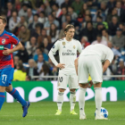 Modric y Benzema se disponen a sacar de centro tras encajar el gol del Viktoria Plzen.