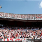 Los aficionados de River Plate, en las gradas del estadio Monumental de Buenos Aires.
