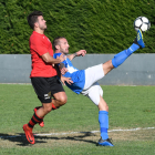 Un jugador del EFAC disputa el balón con un jugador rival en un momento del partido.