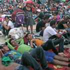 Migrants hondurenys descansant a Mèxic, dilluns.