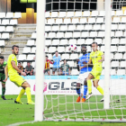 Mousa en el momento que marcaba el gol que abrió el marcador, ante la mirada de los defensas del Villarreal B, ayer en el Camp d’Esports.