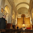 El párroco de Alpicat, en el interior de la iglesia tras las obras que se han llevado a cabo en el tejado. 