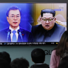 Ciutadans sud-coreans atents a la suspensió del programa nuclear de Pyongyang.