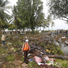 Equipos de rescate buscan víctimas en un centro turístico después del tsunami que ha golpeado el Estrecho de Sunda en Indonesia.
