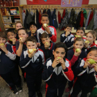 Imagen de archivo de alumnos del colegio Sagrada Familia comiendo fruta.