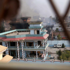 Una columna de humo emerge de la sede de Save the Children en Jamalabad durante el ataque.
