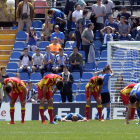 Álex Albístegui lluita per una pilota davant de dos jugadors de l’Hèrcules, en una acció del partit disputat ahir al Rico Pérez d’Alacant.