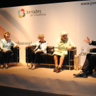 Maria Barbal, Lourdes Benería i Pilarín Bayés a la taula sobre dones en avantguarda, moderada pel periodista Josep Puigbó.