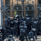 Agents dels Mossos d'Esquadra desallotgen desenes de persones concentrades davant del Tribunal Superior de Justícia de Catalunya (TSJC) el mes de febrer passat.