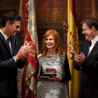 L'exministra de Cultura Carmen Alborch, reconeguda amb l'Alta Distinció de la Generalitat Valenciana amb motiu del 9 d'Octubre, és aplaudida pel president del Govern, Pedro Sánchez, i el president valencià, Ximo Puig.