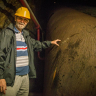 Ramon Solsona en la central de Tavascan, un escenario de la obra.