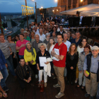 Assistents al 'sopar groc' celebrat per Òmnium i l'ANC al turó de la Seu Vella, a Lleida.