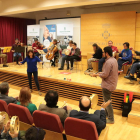 Un momento del concierto con usuarios del centro Espígol de Cervera, ayer en la diputación de Lleida. 