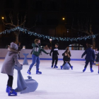 Sort estrena pista de gel - Sort va estrenar ahir una pista de patinatge sobre gel a la plaça Major de la localitat per dinamitzar el comerç local durant la temporada de Nadal. La pista estarà oberta al públic fins al 5 de gener, de les 17.00 a ...