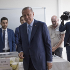El presidente turco, Recep Tayyip Erdogan introduce su voto en la urna para las elecciones.