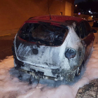 Imagen del vehículo incendiado en la calle Miquel de Cortiada. 