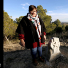 L'alcaldessa de Castelló de Farfanya, Cristina Lafay, al costat del monòlit dedicat a Julià Babia.