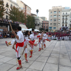 Una de las actuaciones de grupos de cultura popular, ayer en el Correllengua en la plaza Sant Joan.
