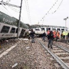Dos morts i desenes de ferits pel descarrilament d'un tren a Milà