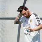 Messi es refresca durant l’entrenament d’Argentina.