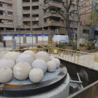 La nova font de la plaça Pare Sanahuja, prop de l’escultura d’Aguiló (al fons a la dreta).