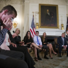 Sam Zeif plora desconsoladament davant la mirada de familiars de les víctimes i de Donald Trump.