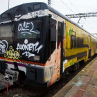 Imatge del comboi a l’estació de la capital de la Segarra ple de grafitis.