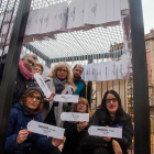 En Tàrrega, colgaron con cadenas el nombre de mujeres asesinadas dentro de una jaula.