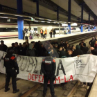 Els manifestants, a les vies de l'estació de Lleida.