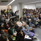 Los más de 190 voluntaros recibieron formación ayer en el centro cívico del Centre Històric antes de empezar el recuento.