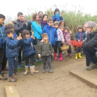 El alcalde con un grupo de niños en los Aiguamolls de Rufea.