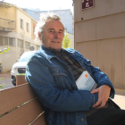 El poeta Pere Rovira, ayer en Lleida con su dietario ‘Música i pols’.