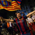 Aficionados del Barça celebran en Canaletes la Copa del Rey conquistada el sábado.