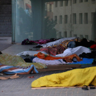 Temporeros durmiendo el lunes ante el centro cívico de l’Ereta.