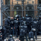 Alguns dels manifestants s'han lligat amb cadenes a les portes dels Tribunal Superior de Justícia de Catalunya