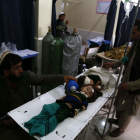 Un nen ferit per l’explosió és atès a Jalalabad.