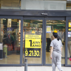 Un supermercat que anuncia el nou horari d’estiu.