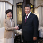 Carrie Lam y Xi Jinping, el lunes en Shanghái.