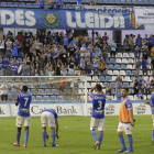 Los jugadores del Lleida saludan a la afición el pasado domingo.