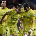 Stuani celebra amb els companys el segon gol contra l’Espanyol, ahir a l’RCDE Stadium.