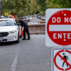 Control policial cerca de la casa de los Obama, ayer, en Washington.